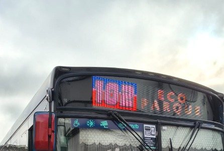 Pantalla LED Frontal instalada en colectivo Línea 102