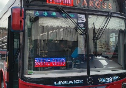 Pantalla LED Ramalera instalada en colectivo Línea 102